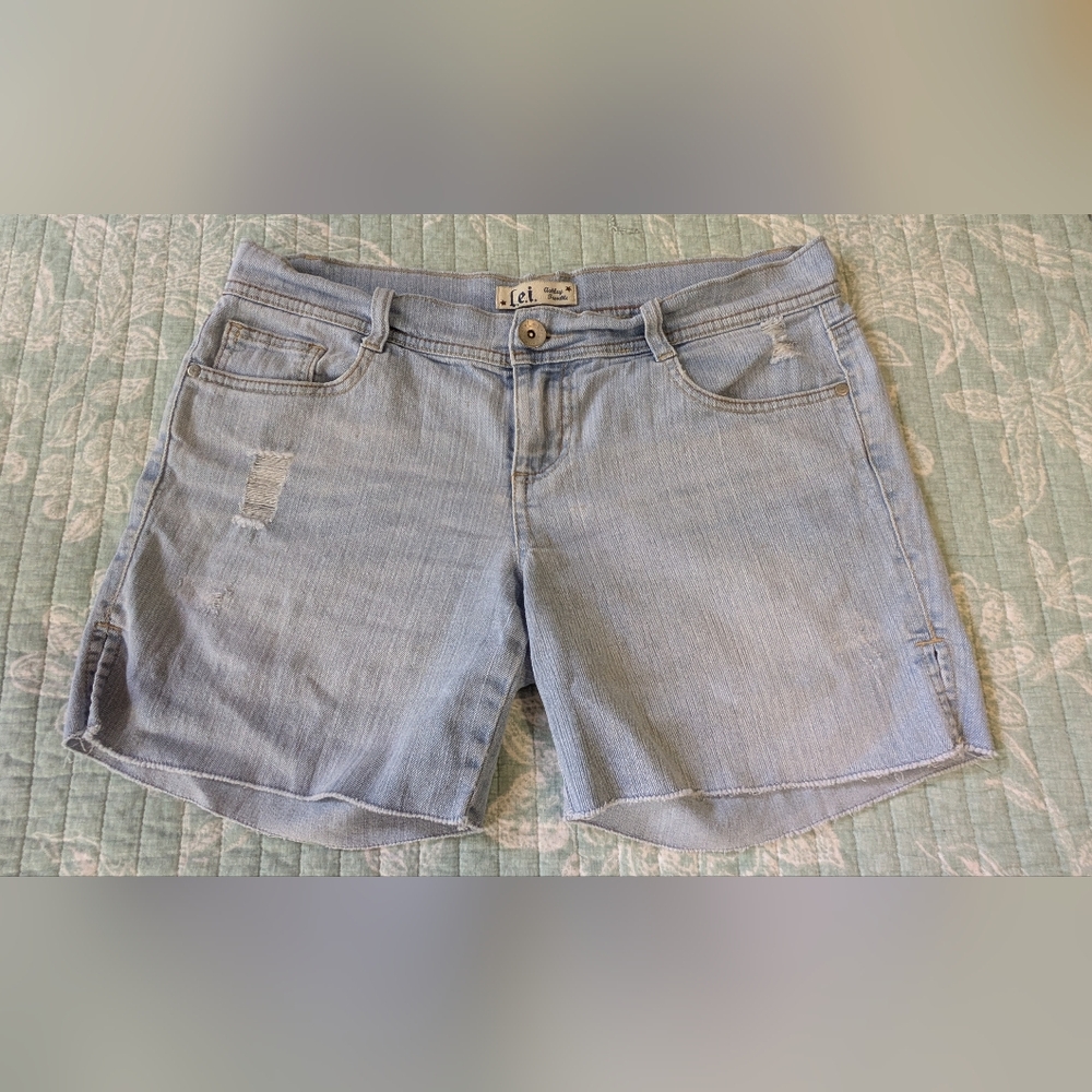 L.E.l Light Stretchy Fabric Blue Denim Distressed Shorts. M/8